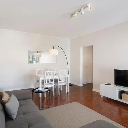 Jaime Moniz By An Island Appartement